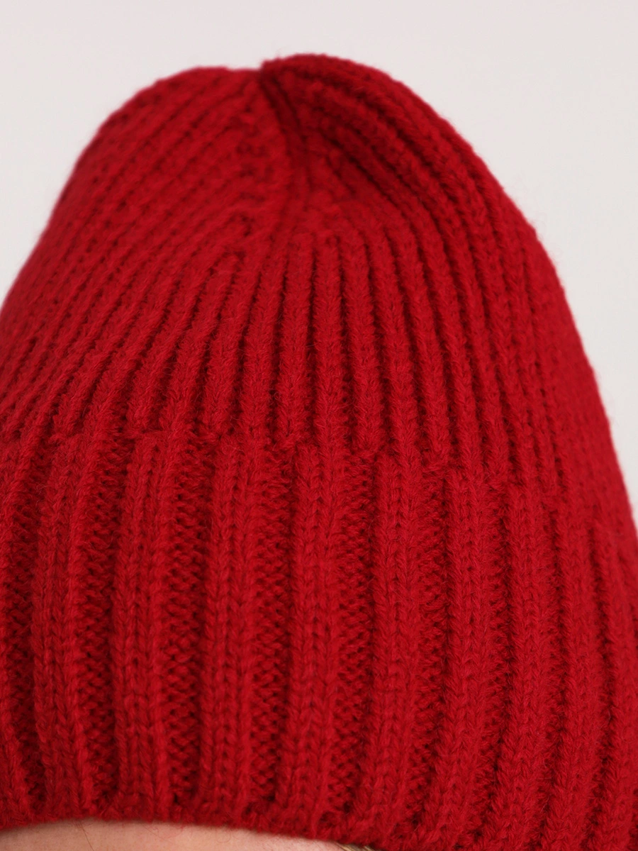 Красная вязаная шапка-бини